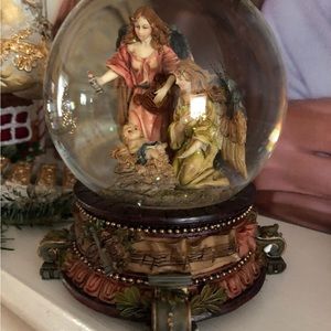 HOLIDAY LANE Musical Water Globe